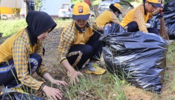 Peringati HUT Polwan ke-76, Polwan Polda Sultra Gelar Bakti Sosial dan Bersih-bersih Rumah Ibadah