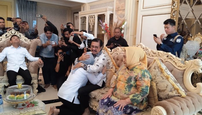 Tarung di Pilkada 2024, Nur Alam Lepas Istri Dan Anaknya Mendaftar ke KPU