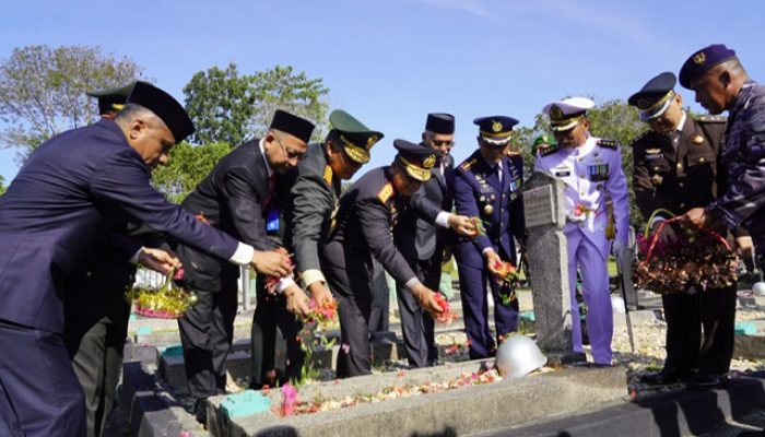 Ziarah dan Tabur Bunga di TMP Watubangga Peringati HUT TNI ke-79