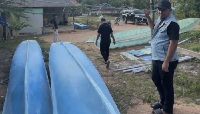 Wakil Wali Kota Terpilih Sudirman Berikan Bantuan Perahu untuk Nelayan Kessilampe
