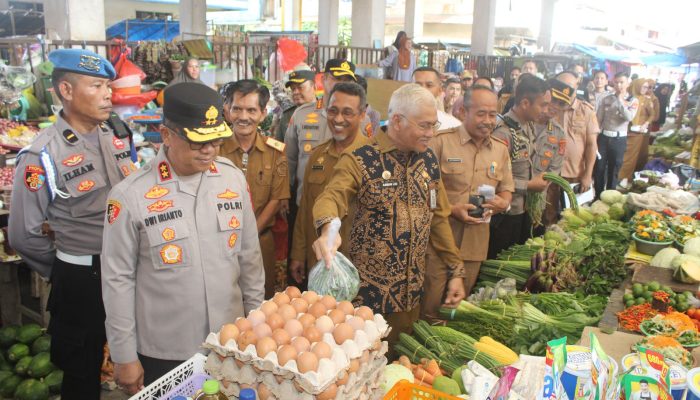 Kapolda Sultra Pimpin Sidak Pasar Sentral Kendari, Pantau Kenaikan Harga Bahan Pokok Jelang Ramadhan