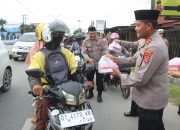 Polresta Kendari Berbagi Takjil di Bulan Suci Ramadan