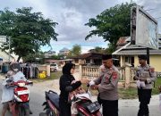 Kapolres Buton Tengah Bagikan Takjil Kepada Para Pengendara