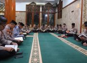 Tingkatkan Iman, Personel Polresta Kendari Laksanakan Tadarus Pasca Shalat Tarawih