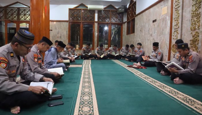 Tingkatkan Iman, Personel Polresta Kendari Laksanakan Tadarus Pasca Shalat Tarawih