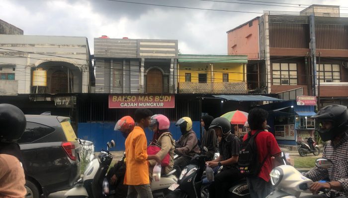 Mahasiswa Fakultas Hukum UHO Bagikan Takjil Gratis kepada Masyarakat Kendari