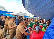 Bupati Muna Barat Bagi-Bagi Beras kepada Warga di Pasar Tradisional Lawa