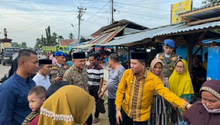 Jelang Idulfitri 1446 H, Irham-Wahyu Borong Dagangan dan Bagikan ke Warga Mowila