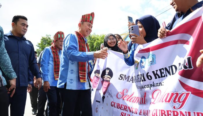 Gubernur Dan Wakil Gubernur Sultra ASR-Hugua Disambut Ribuan Siswa