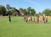 Bentuk Kepedulian, Kapolsek Tinanggea Bina Sepak Bola Usia Dini di Lapangan Mapolsek