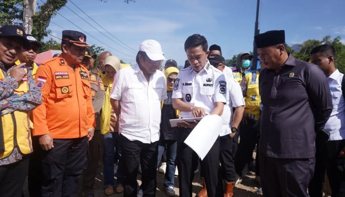 Bupati Konut Dampingi Wakil Ketua Komisi V DPR RI Tinjau Jalan Penghubung yang Terendam Banjir di Desa Sambandete