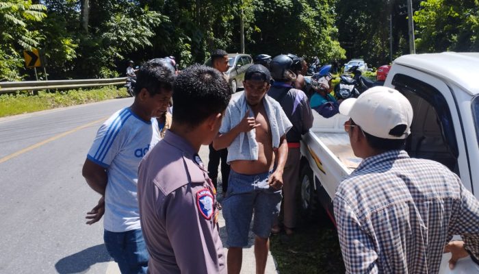 Adu Kuat di Jalur Menurun Warangga, Pick Up Bermuatan 15 Penumpang Tabrak Xenia