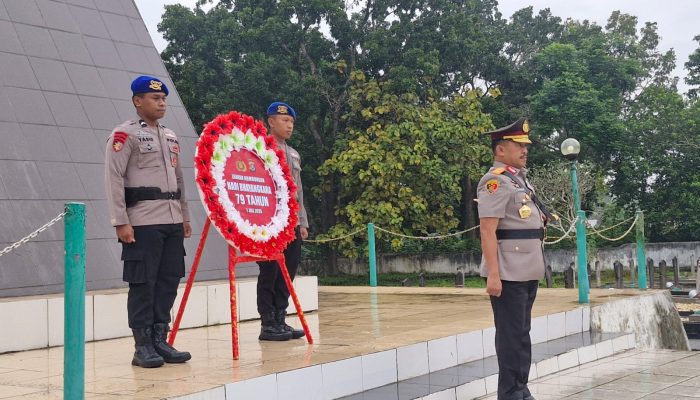 Polda Sultra Gelar Upacara Ziarah Kubur dan Tabur Bunga dalam Rangka HUT Bhayangkara ke-79