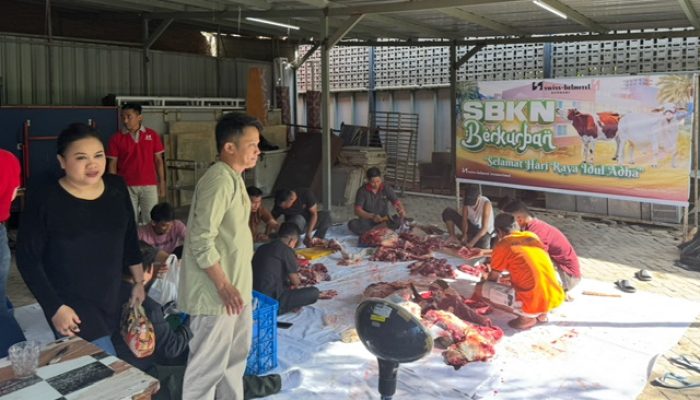 Swiss-Belhotel Kendari Berbagi Daging Kurban kepada Warga dan Panti Asuhan