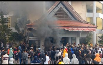 Mahasiswa UHO Demo Tolak Perpanjangan Masa Jabatan Rektor Zamrun: Tuding Ada Skandal dan Rekayasa Pilrek