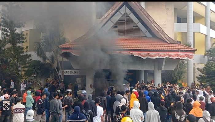 Mahasiswa UHO Demo Tolak Perpanjangan Masa Jabatan Rektor Zamrun: Tuding Ada Skandal dan Rekayasa Pilrek