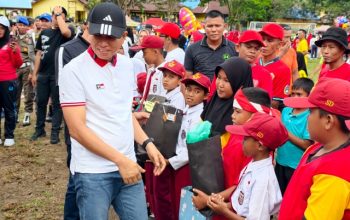 Perayaan Puncak HUT RI ke-80: Bupati dan Wabup Konsel Bagikan Seragam Sekolah di Laeya