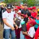 Perayaan Puncak HUT RI ke-80: Bupati dan Wabup Konsel Bagikan Seragam Sekolah di Laeya