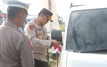 Polresta Kendari Bagikan Bendera Merah Putih Jelang HUT ke-80 RI
