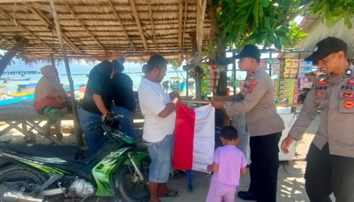 Polsek Talaga Raya Bagikan Bendera Merah Putih Dalam Rangka HUT RI ke-80