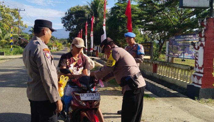Polres Jajaran Polda Sultra Bagikan Ratusan Bendera  Merah Putih Gratis Kepada warga