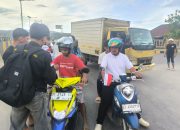 Jelang HUT ke-80 RI, HMKL Kendari Bagikan 200 Bendera Merah Putih kepada Pengendara