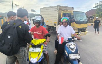 Jelang HUT ke-80 RI, HMKL Kendari Bagikan 200 Bendera Merah Putih kepada Pengendara