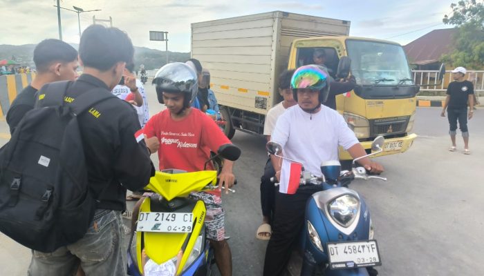 Jelang HUT ke-80 RI, HMKL Kendari Bagikan 200 Bendera Merah Putih kepada Pengendara