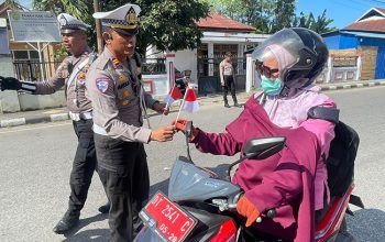 Jelang HUT RI Ke-80, Polda Sultra Bagikan Ribuan Bendera Merah Putih