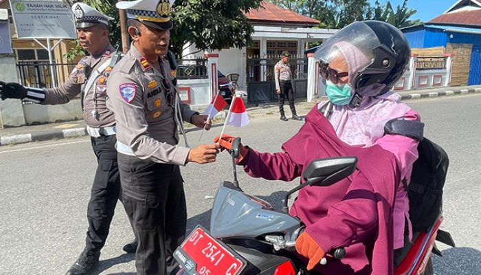 Jelang HUT RI Ke-80, Polda Sultra Bagikan Ribuan Bendera Merah Putih