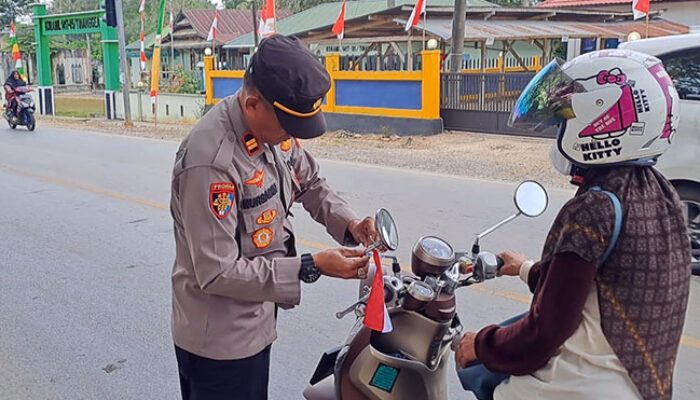 Polres Jajaran Polda Sultra Bagi-bagi Bendera Merah Putih, Warga Respon Positif