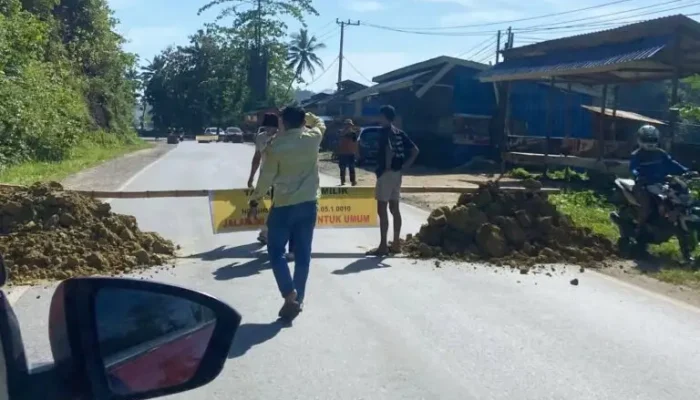 Akses Jalan Poros Pohara di blokade: warga klaim Jalan masuk SHM Warga