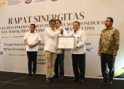 Kanwil Ditjen Imigrasi Sultra Terima Penghargaan Dari BP3MI Sultra Yang Diserahkan Langsung Oleh Dirjen Pelindungan KP2MI