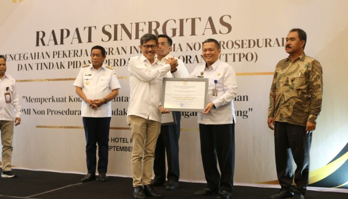 Kanwil Ditjen Imigrasi Sultra Terima Penghargaan Dari BP3MI Sultra Yang Diserahkan Langsung Oleh Dirjen Pelindungan KP2MI