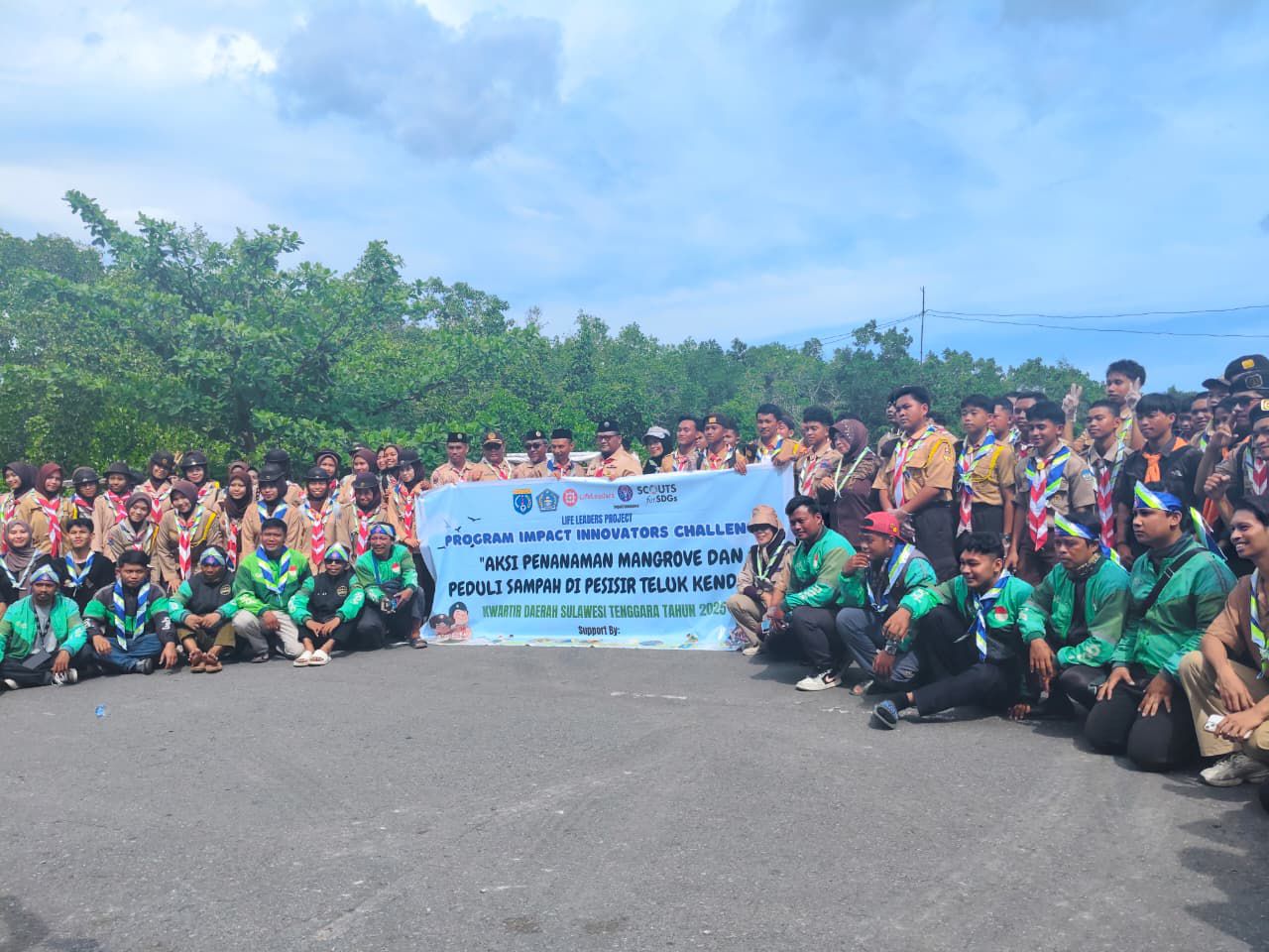 Perkumpulan Grab Kota Kendari Berkolaborasi dengan Pramuka Kwarda Sultra, Sukses Gelar Penanaman Mangrove dan Aksi Peduli Sampah di Teluk Kendari
