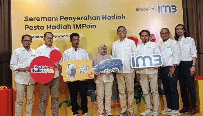 IM3 Antar Langsung Grand Prize Mobil Listrik BYD M6 ke Pemenang di Kendari