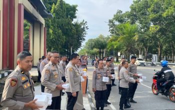 Personel Biro SDM Polda Sultra Sapa Warga Lewat Berbagi Ratusan Takjil
