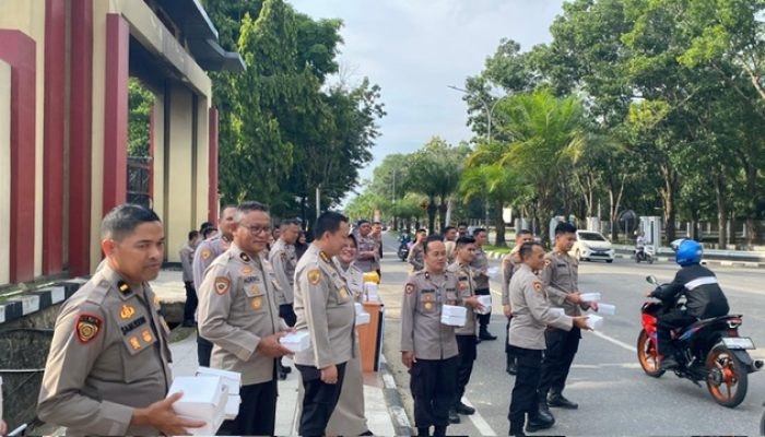 Personel Biro SDM Polda Sultra Sapa Warga Lewat Berbagi Ratusan Takjil