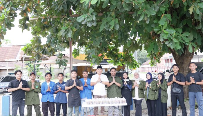 Polres Buton Tengah Bersama Mahasiswa dan PMII Berbagi Takjil kepada Pengguna Jalan