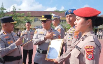 Kapolda Sultra Beri Reward Bagi Personel Berprestasi