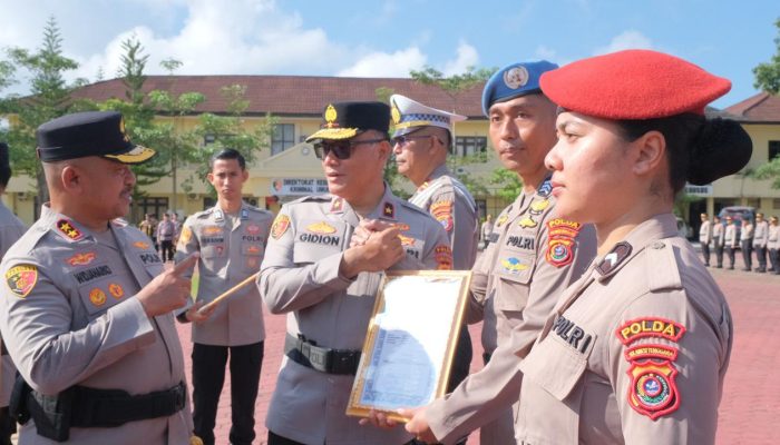 Kapolda Sultra Beri Reward Bagi Personel Berprestasi