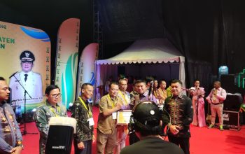 Bupati Konsel Ganjar Penghargaan untuk PT Marketindo Selaras di HUT ke-23