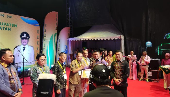 Bupati Konsel Ganjar Penghargaan untuk PT Marketindo Selaras di HUT ke-23