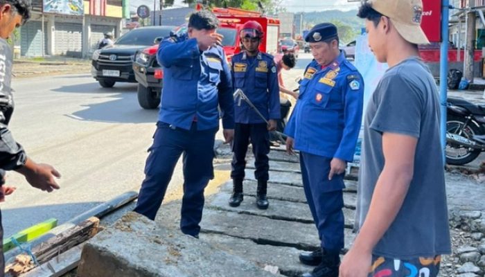 Dompet Tercebur ke Drainase, Tim Rescue Damkar Kendari Gerak Cepat ke Lokasi