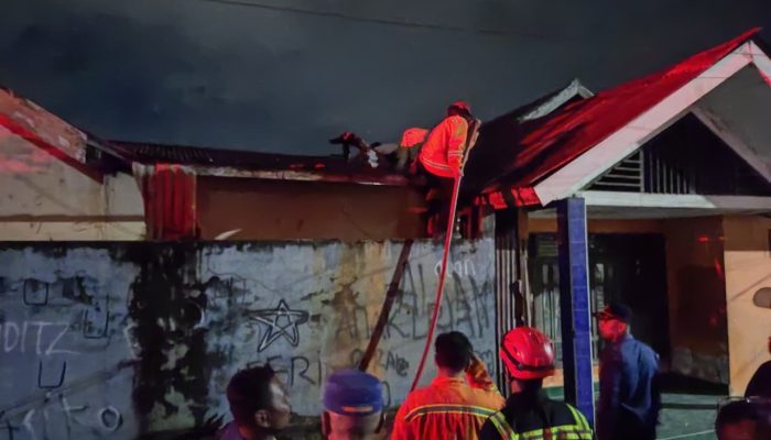 Kebakaran Rumah Kosong di Puwuwatu Diduga Akibat Korsleting, Api Sempat Dipadamkan Warga