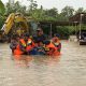 Sat Brimob Polda Sultra Evakuasi Warga Terdampak Banjir di Sejumlah Titik Kota Kendari