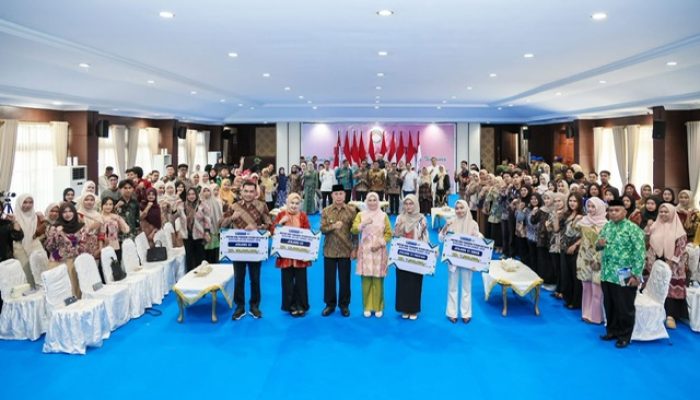 Beasiswa Sultra Cerdas 2026 Resmi Diserahkan, Andi Sumangerukka: Masa Depan Sultra di Tangan Generasi Muda