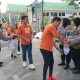Polwan Ditlantas Polda Sultra Bagikan Snack dan Himbauan Damai pada Peringatan May Day di Kendari