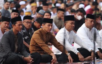 Kapolda Sultra dan Warga Khusyuk Salat Idul Adha Bersama di Lapangan Presisi
