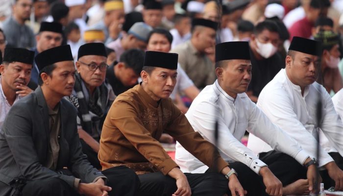 Kapolda Sultra dan Warga Khusyuk Salat Idul Adha Bersama di Lapangan Presisi